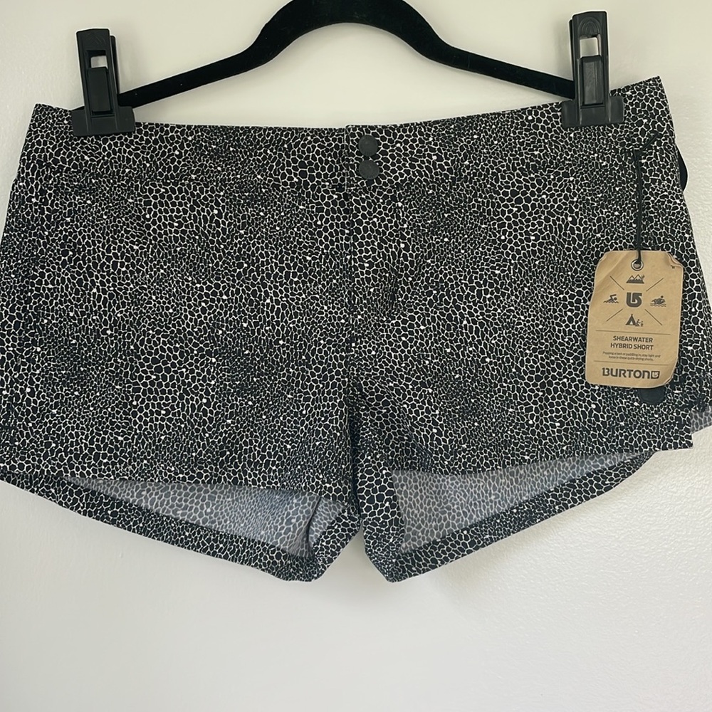 Burton NWT size 27 Shearwater Hybrid Shorts black and white